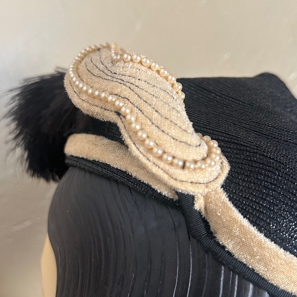 IMPRESSIVE 1940s BLACK STRAW WITH POINTY CROWN - VELOUR & PEARL TRIM + FEATHER - Picture 7 of 13